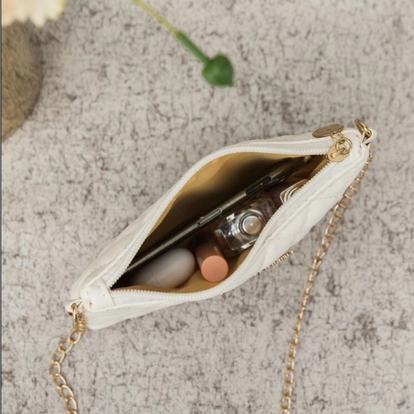 ⚠️Clearance White Quilted Gold Chain Crossbody Bag - Picture 3 of 5